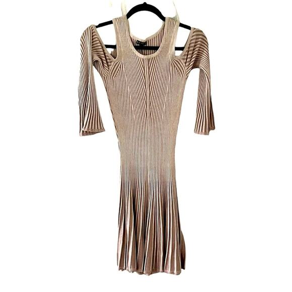 Express dress - Picture 1 of 8